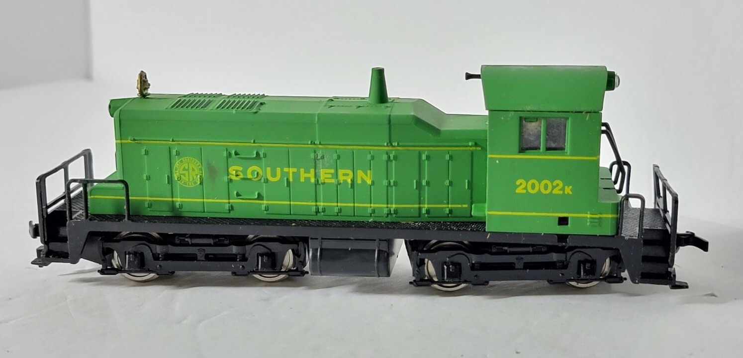 AHM HO EMD SW-1 Locomotive Southern #2002k