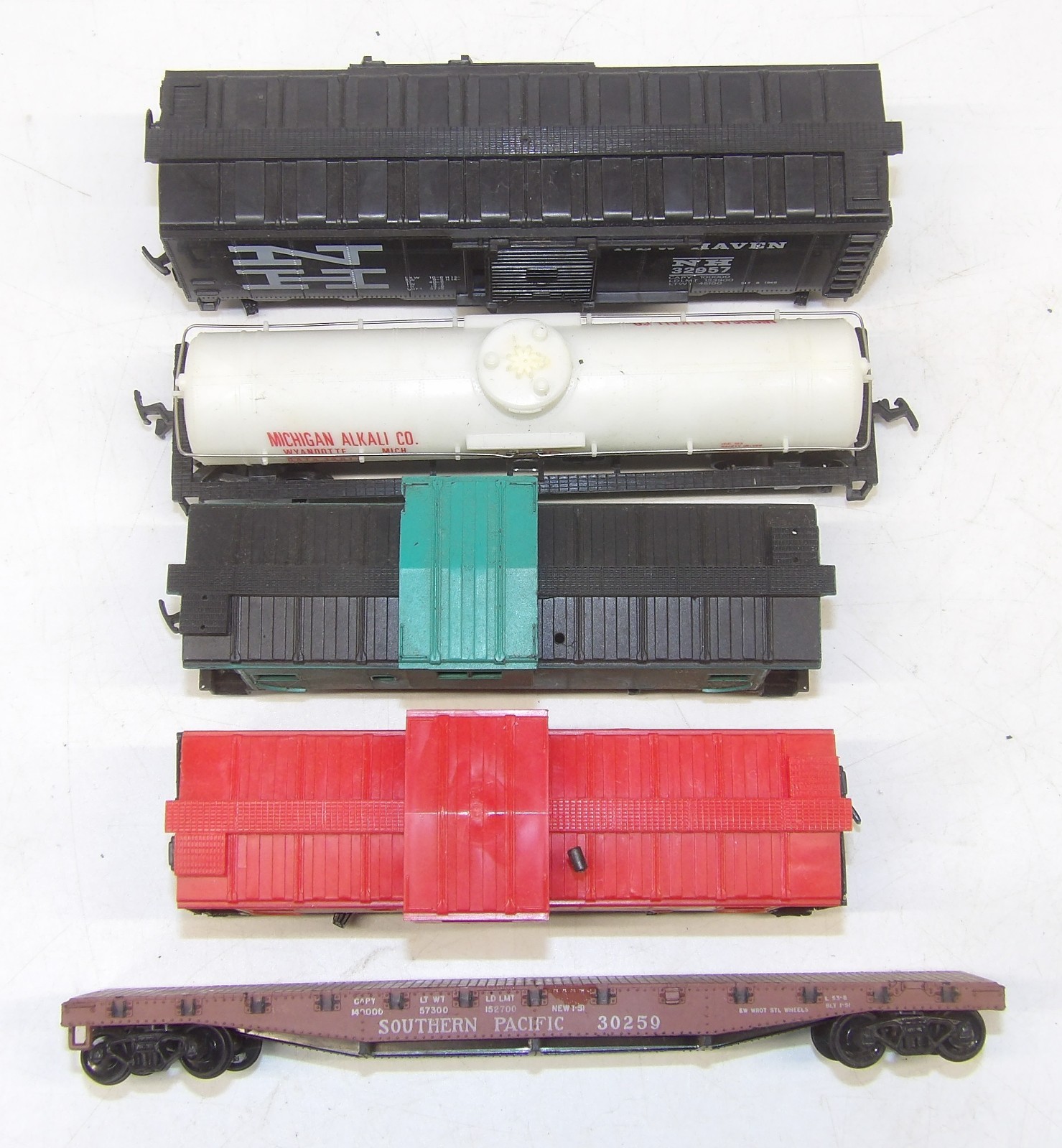 Vintage Model Power HO scale Santa Fe Alco FA-1 engine (runs rough) & 5 cars