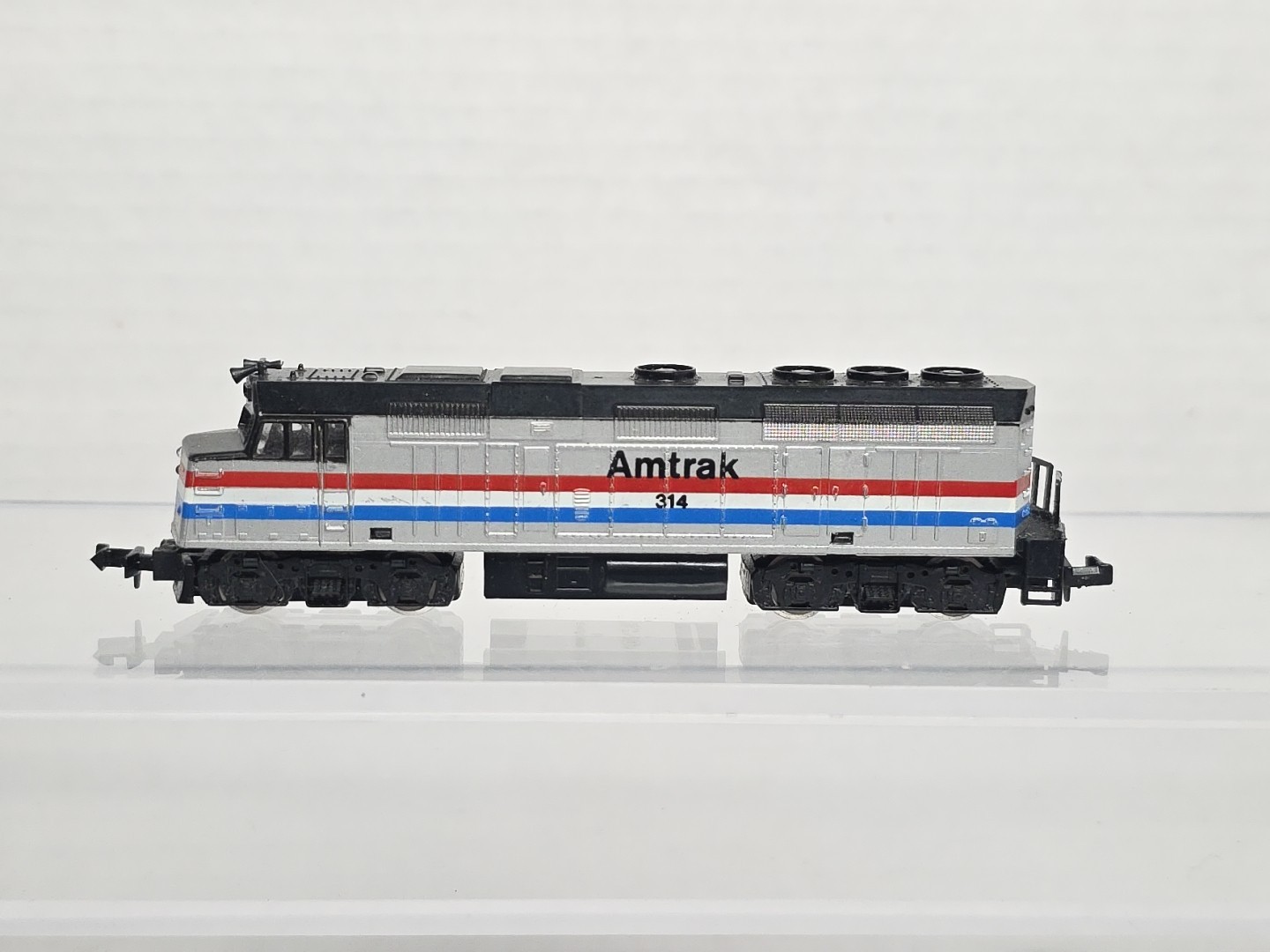 Model Power Mehano N Scale 7540 Amtrak F40PH Diesel Locomotive Runs, No Box