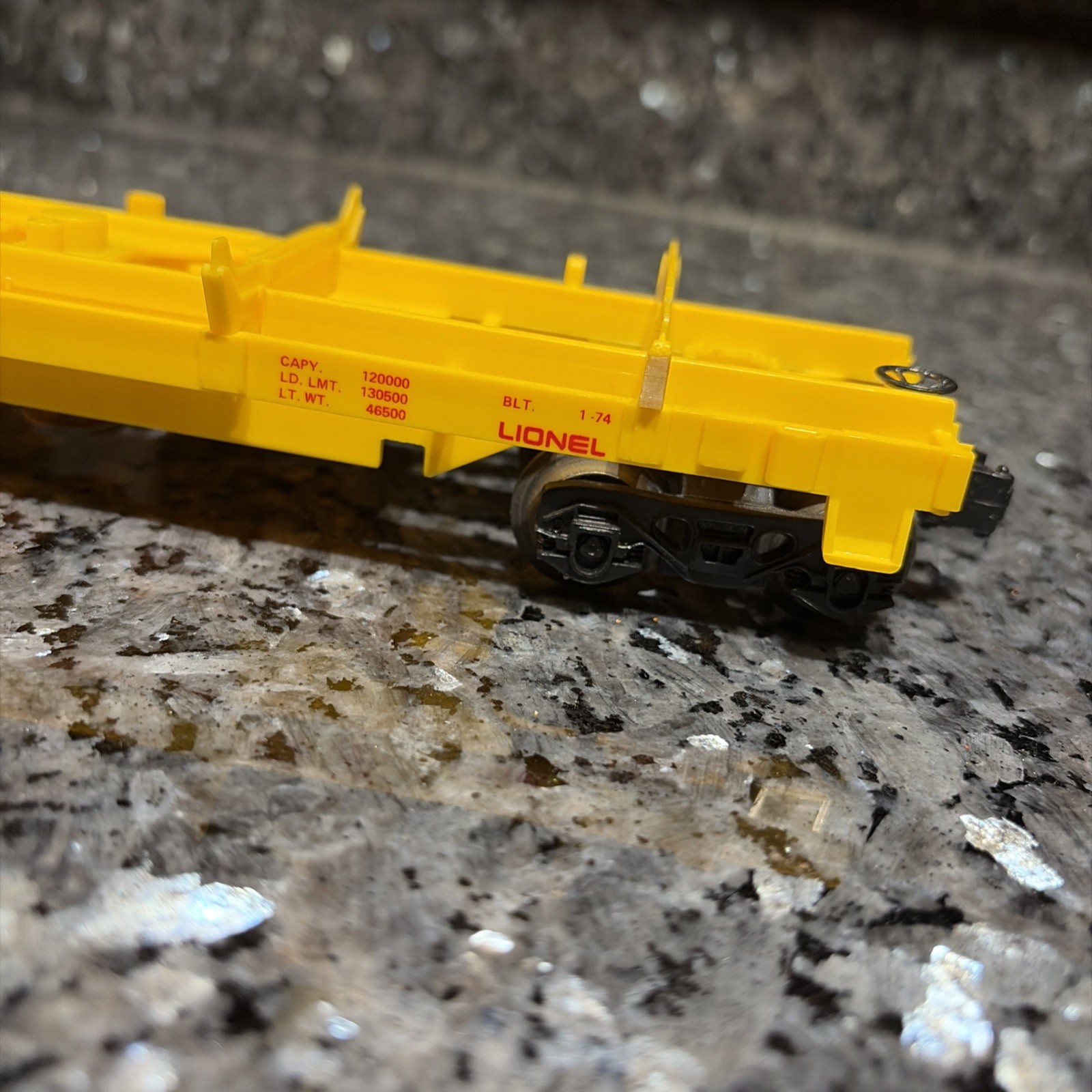 Lionel 6-9303 0-27 Union Pacific Log Dump Car Vintage with 160 Bin