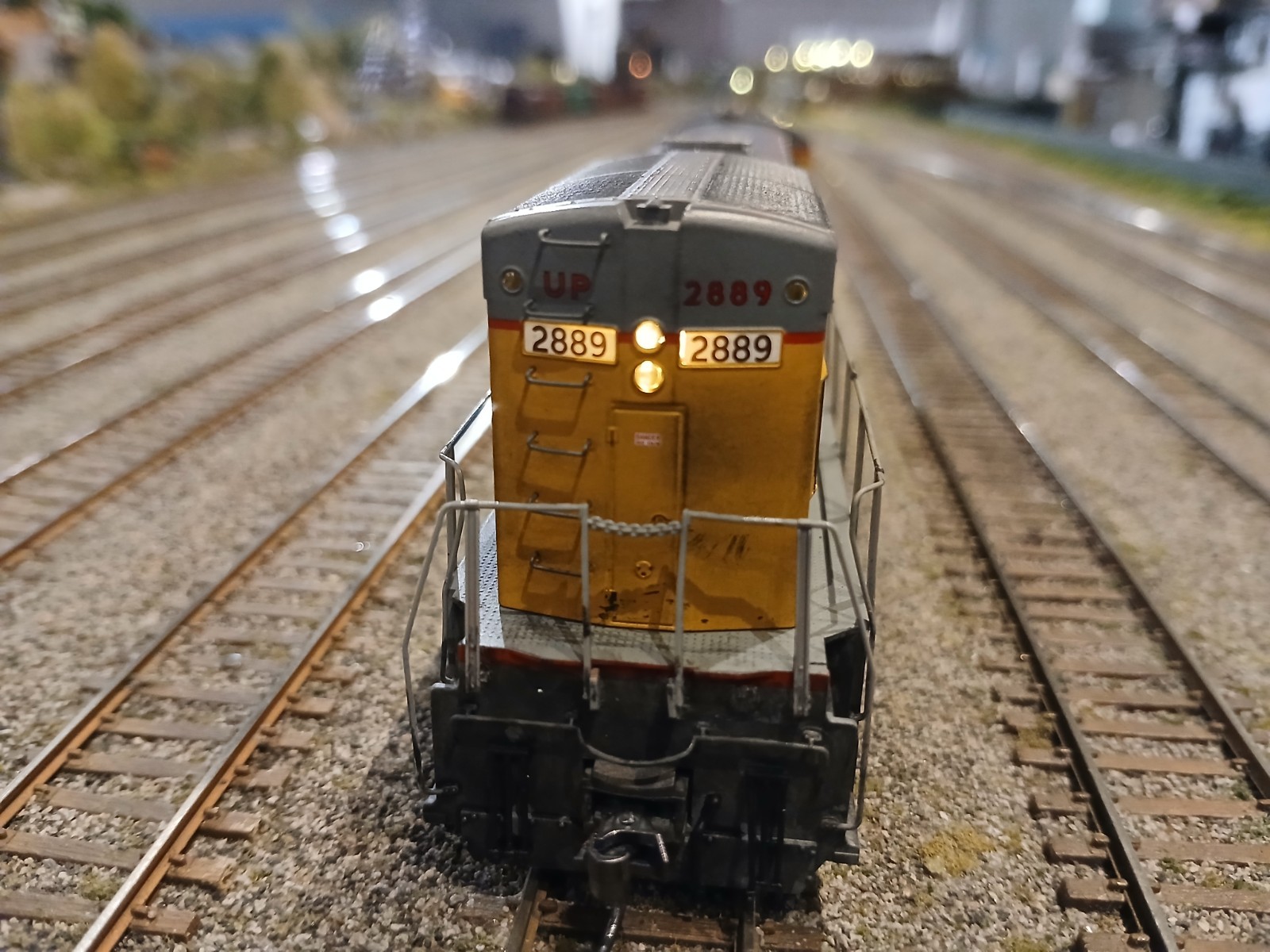 Union Pacific HO Diesel Locomotive #2889 Yellow Gray Light Function Dcc/Sound