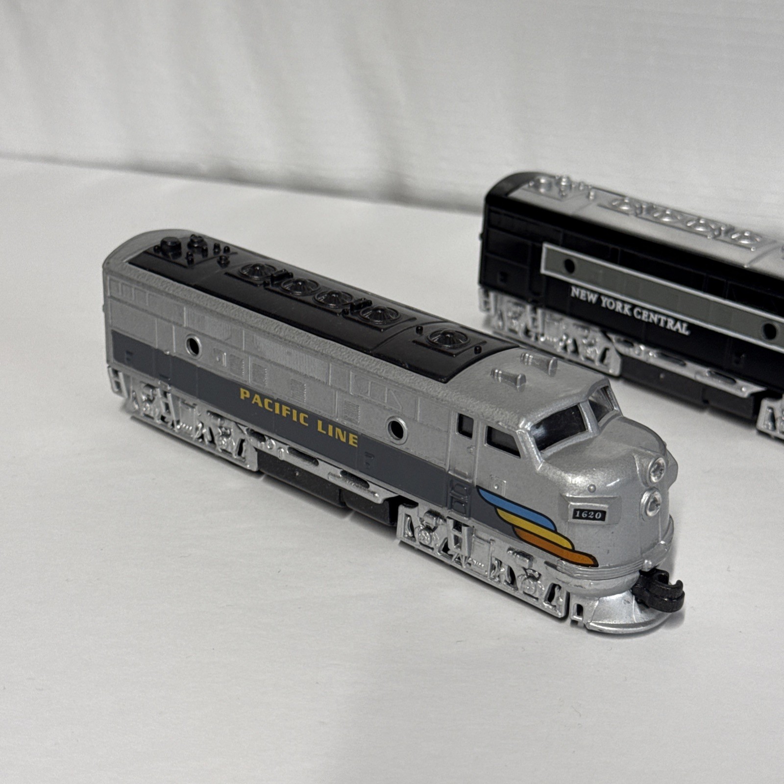 Pair Of Pull Back Plastic Diecast Train Diesel Engines Toys 6.5 Inch Length