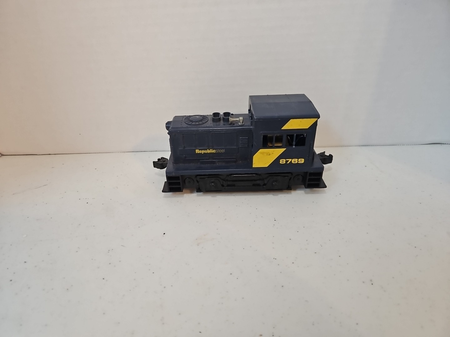 Lionel 8769RepublicSteelSwitcher Engine Great Northern/Union Pacific/ At&Sf Cars