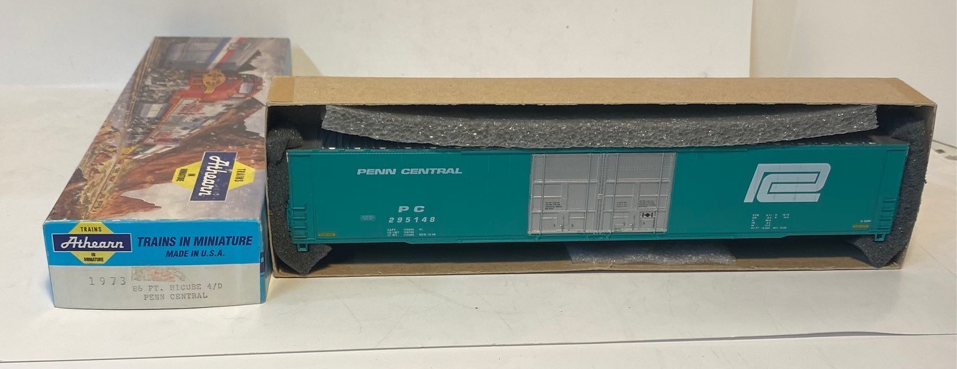 Athearn Blue Box Penn Central 295148 86′ Box Car