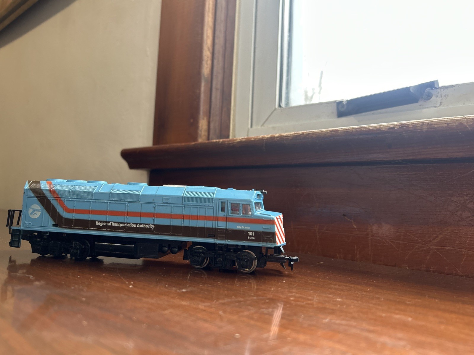 KATO – Chicago RTA EMD F40PH Locomotive #101- Assembled