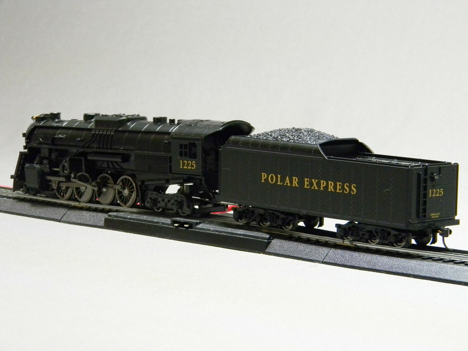 LIONEL HO SCALE POLAR EXPRESS 2-8-4 REMOTE ENGINE & TENDER bluetooth 871811010-E