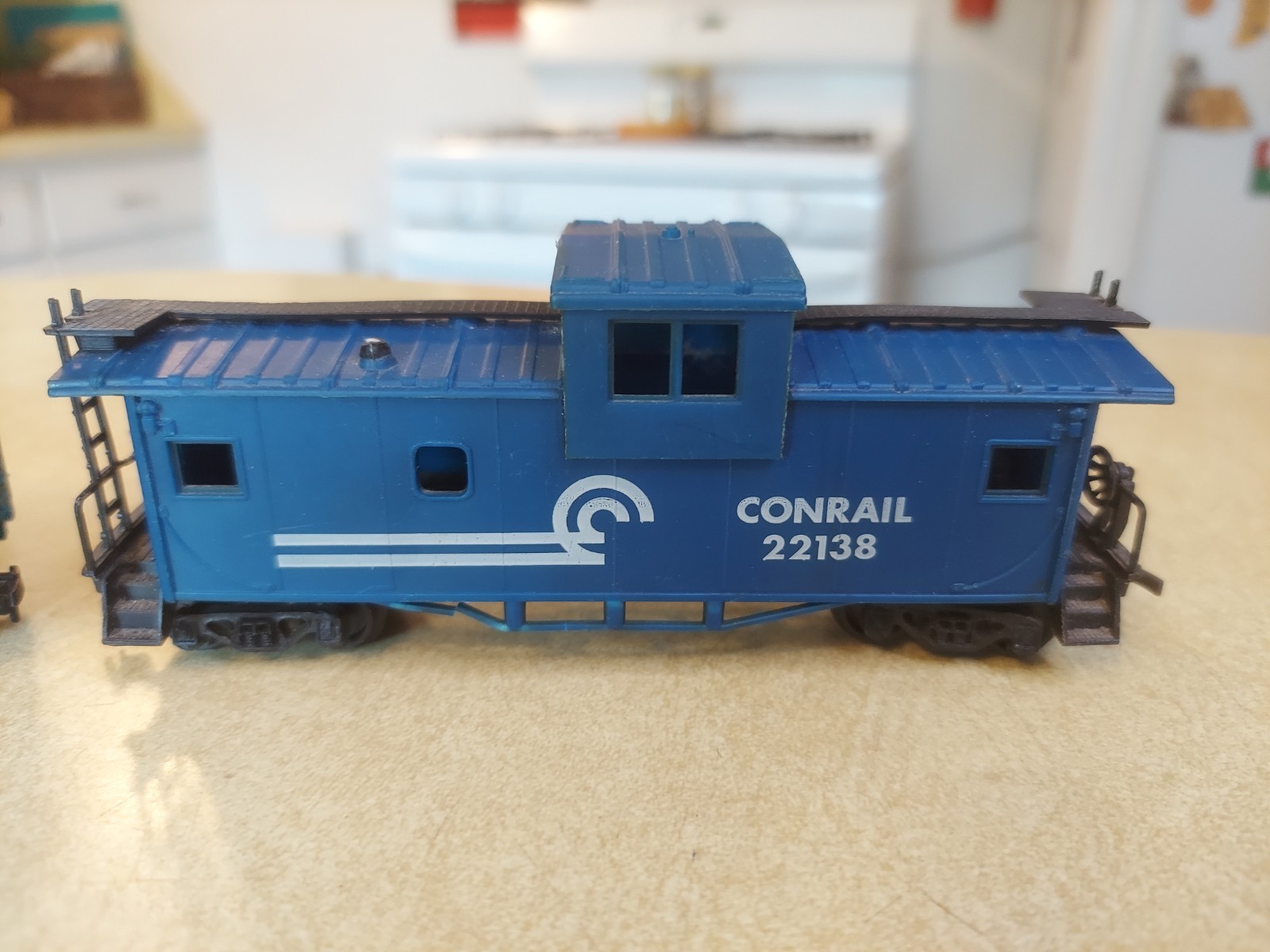 Conrail HO Scale Boxcar 269976 Caboose 22138 Blue