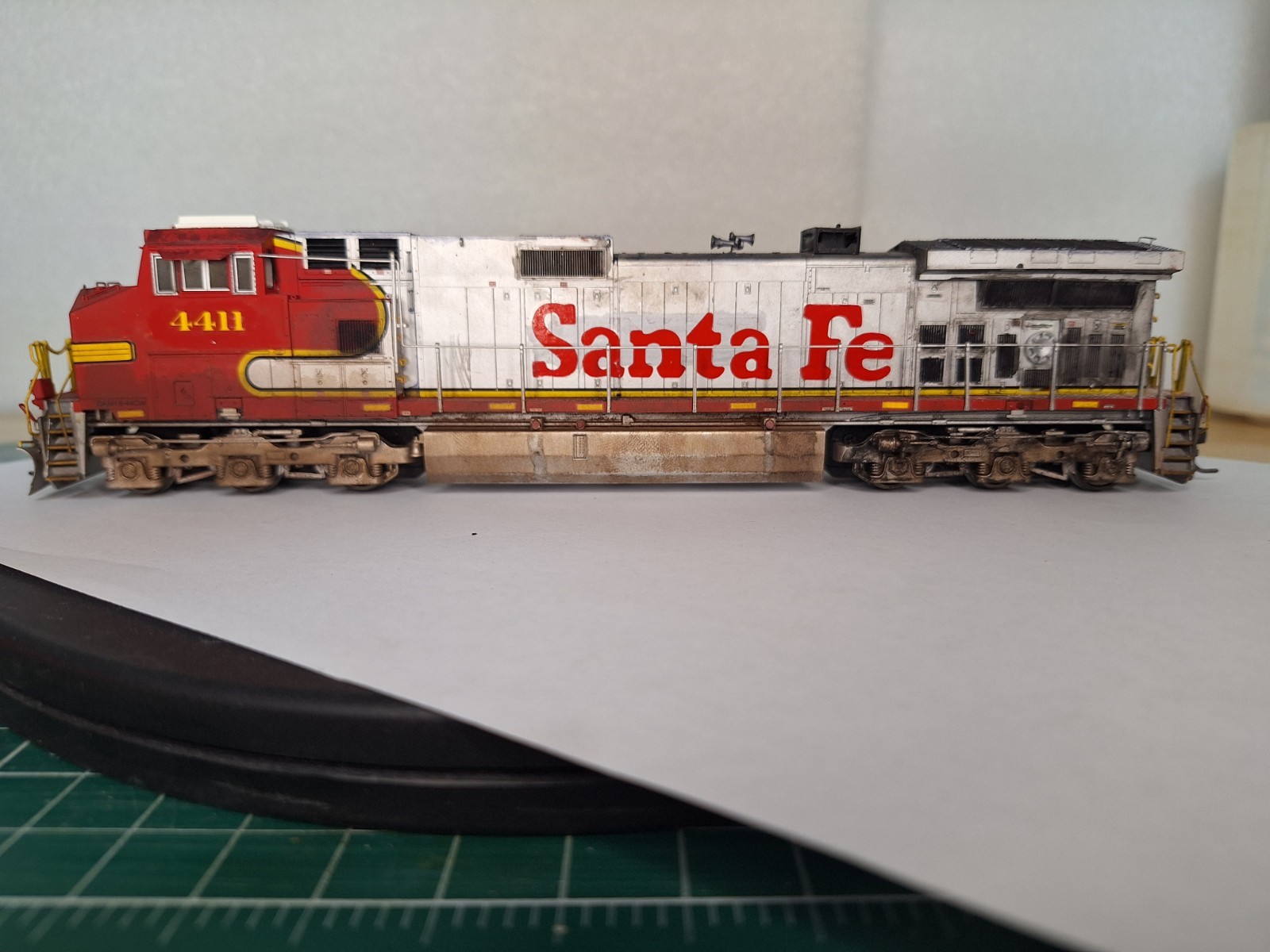 HO-Scale MTH DASH 9-44CW. ATSF 4411 (Fantasy Paint) #80-2287-0