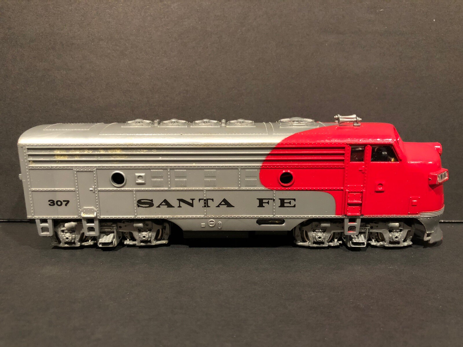 HO Scale Bachmann Santa Fe 307 Powered EMD F9 Diesel Engine in Original Box RARE