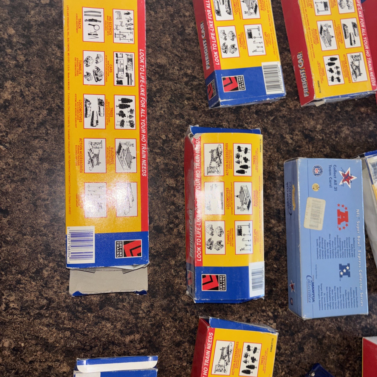 Life Like Trains HO Scale Electric Locomotive freight Car Caboose LOT￼