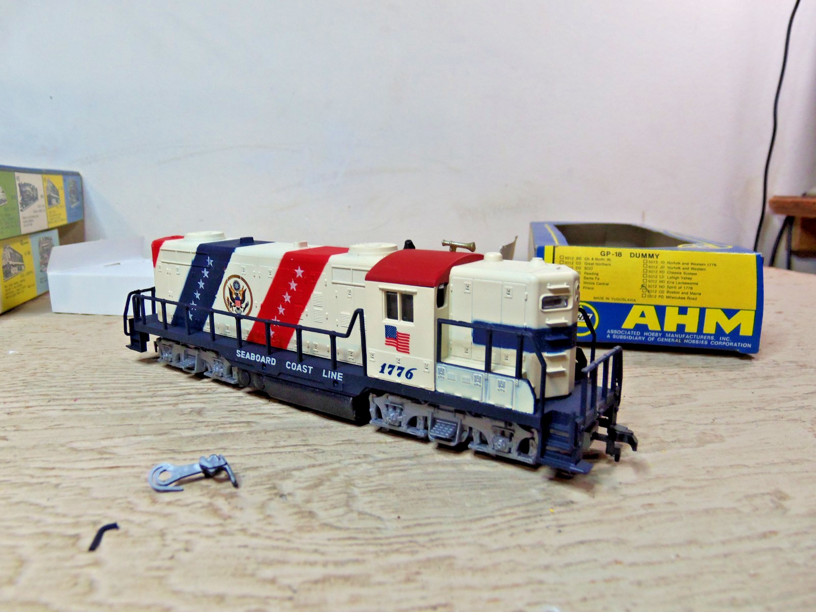 AHM 5012N GP 18 Diesel Spirit of 1776 Seaboard Locomotive, Dummy’s, Caboose