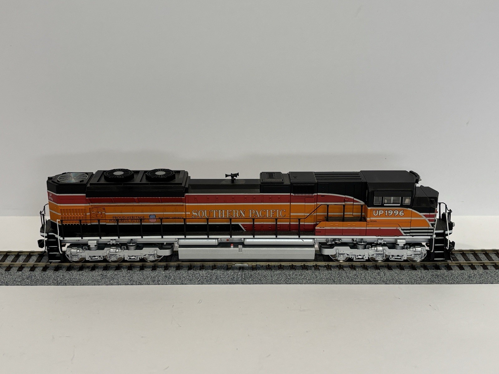 HO Scale Walthers EMD SD70ACe – Southern Pacific Daylight #1996 – DCC / Sound