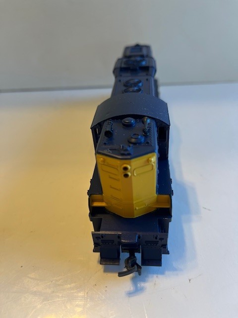 ATHEARN – HO Gauge – ATSF – GP-9 Powered Diesel Engine & Dummy #2685 -Nice Pair!