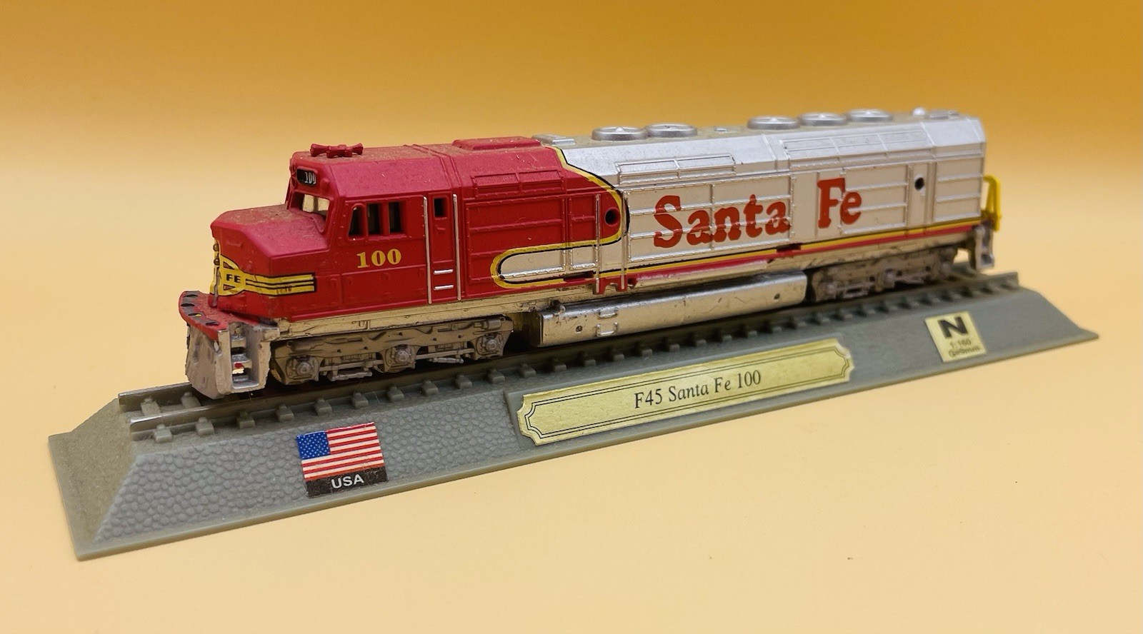 Delprado N Scale F45 Santa Fe 100 Diesel Locomotive, Static / Display Only VGC