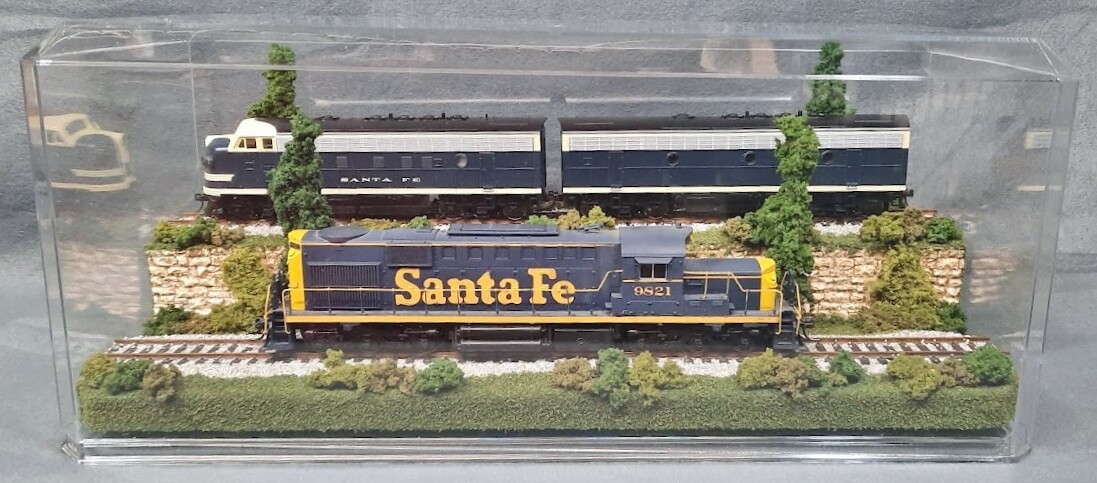 HO SCALE 16″ 2-LEVEL/2 TRACK “SUMMER SCENE” -DISPLAY CASE- FOR ANY HO TRAIN