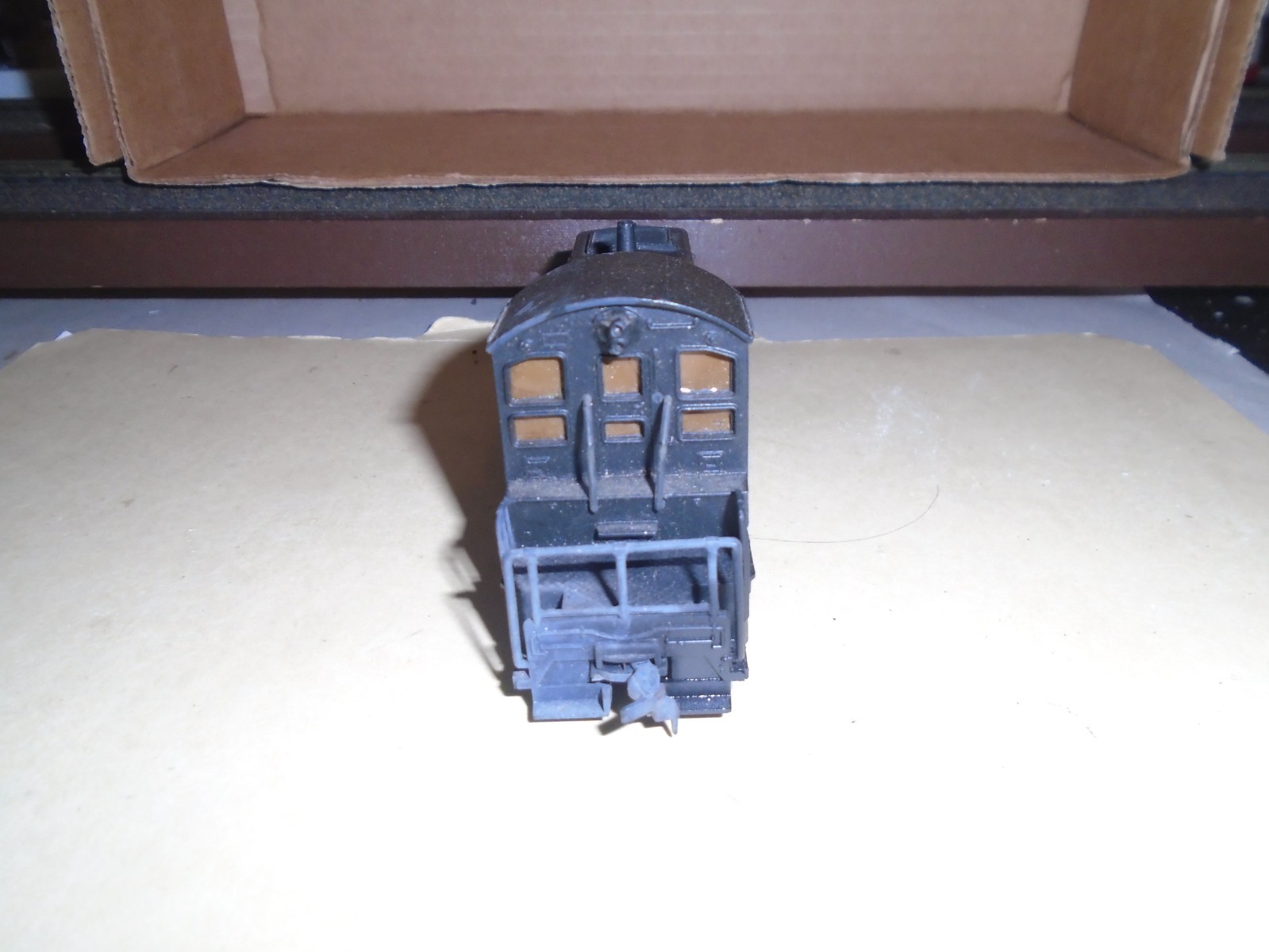 LINDBERG EMD SW-600 DIESEL LOCOMOTIVE – UNDECORATED (RUNS) HO