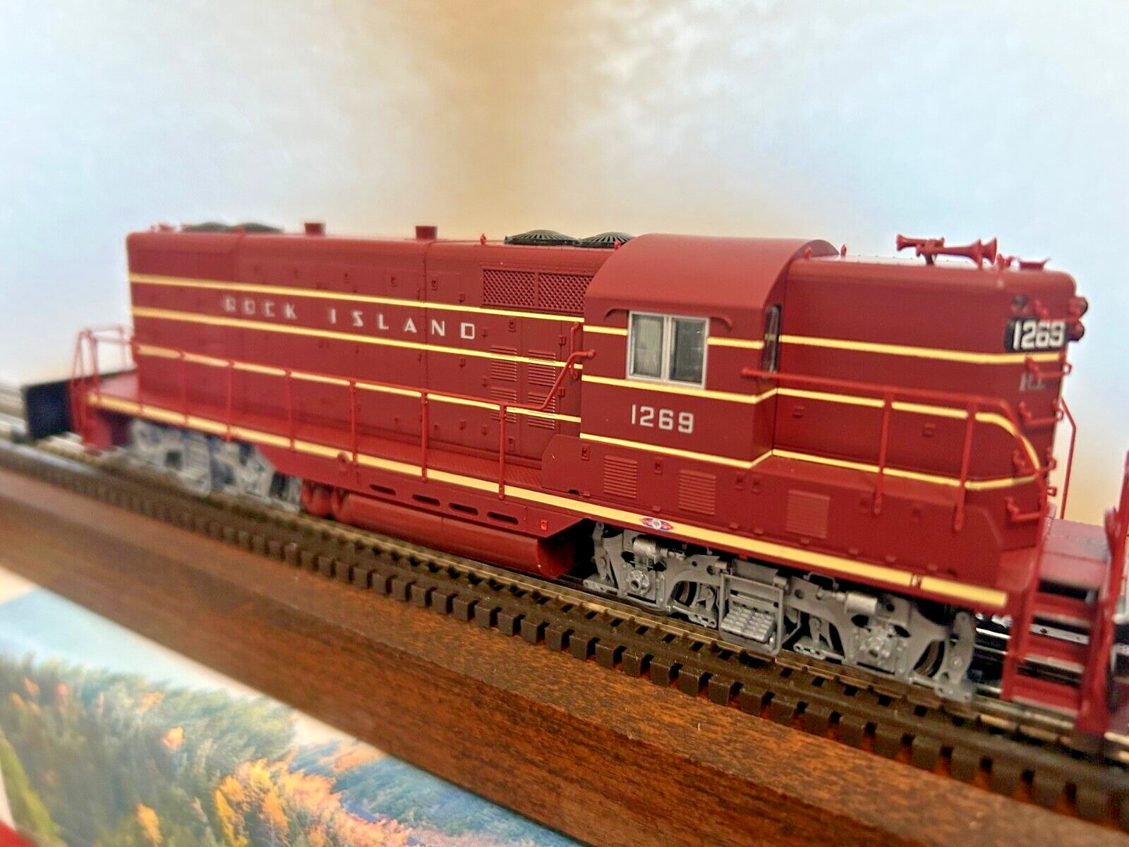 ROCK ISLAND GP7 ROAD SWITCHER -DCC & QUANTUM SOUND- HO Scale -” MAROON “-NEW