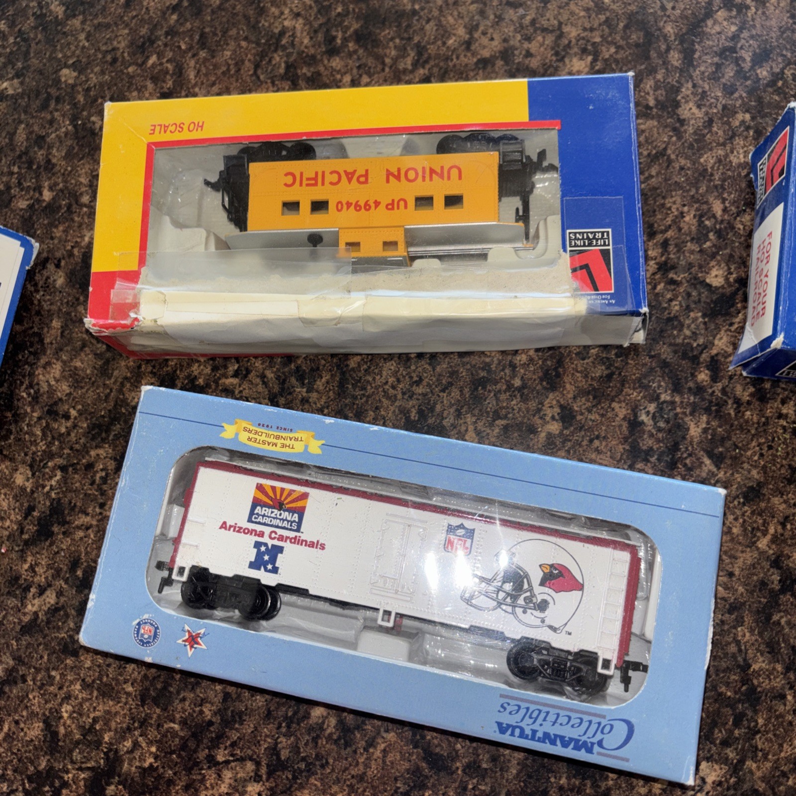 Life Like Trains HO Scale Electric Locomotive freight Car Caboose LOT￼