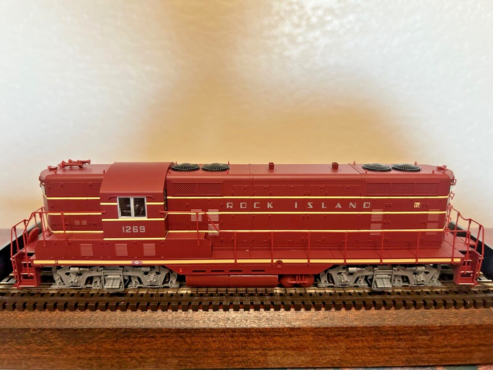 ROCK ISLAND GP7 ROAD SWITCHER -DCC & QUANTUM SOUND- HO Scale -” MAROON “-NEW