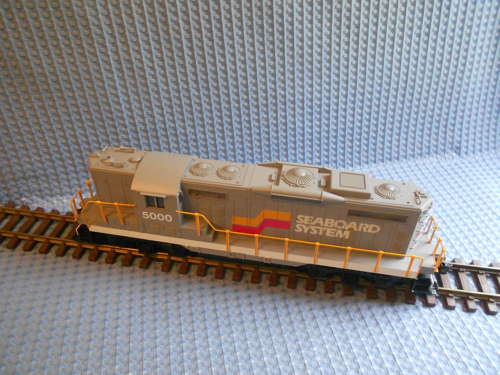 LIONEL 8-85000 G Scale SEABOARD SYSTEM GP-9 DIESEL LOCOMOTIVE LIONEL 8-85000