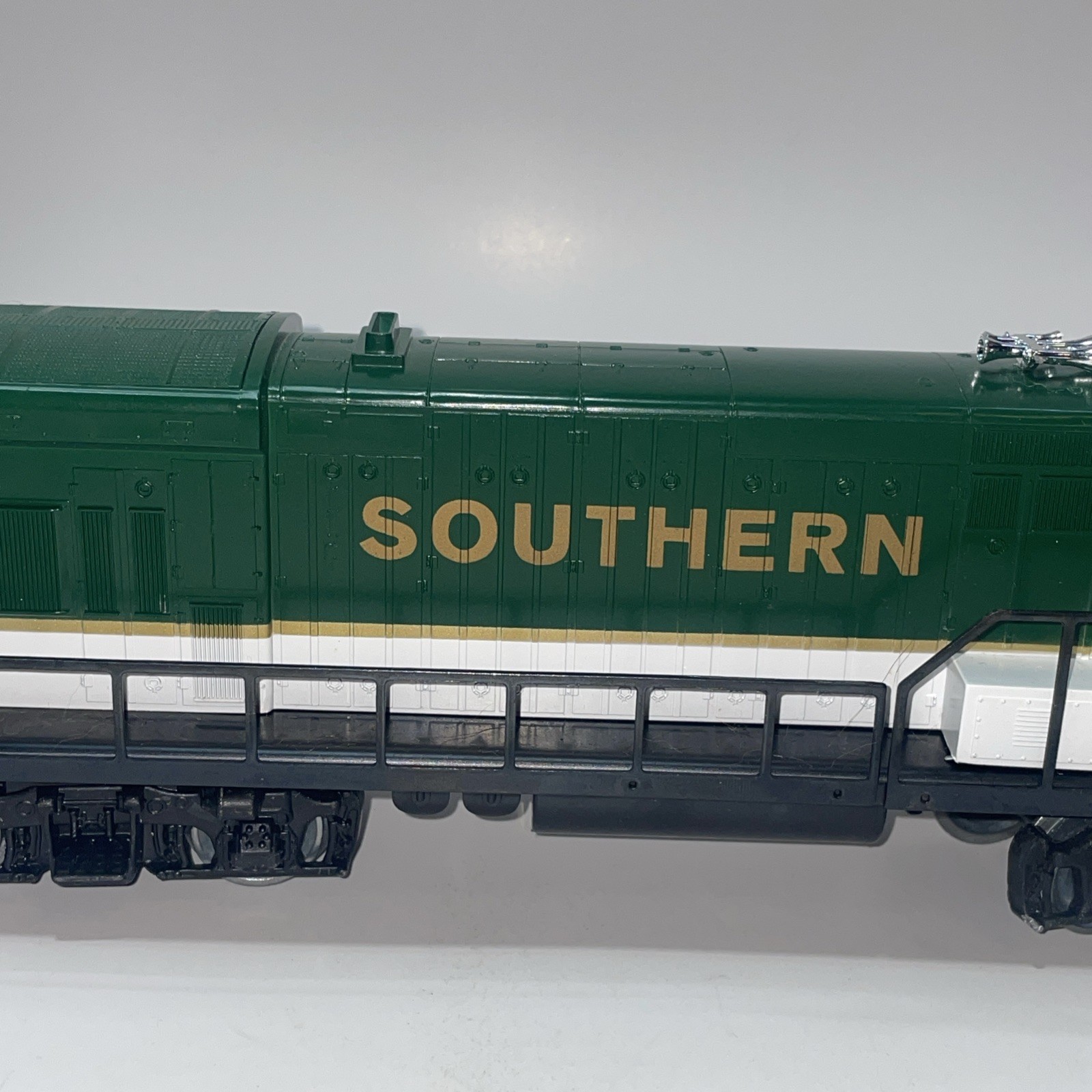 Lionel 6-8956 O Gauge Southern U36B Non-Powered Dummy Locomotive #8956