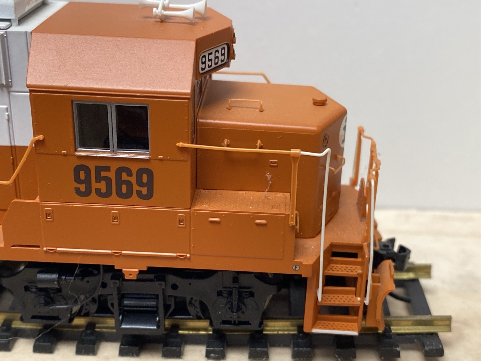 HO DC PROTO 2000 GP38-2 ILLINOIS CENTRAL GULF #9569 ICG Orange White No Box