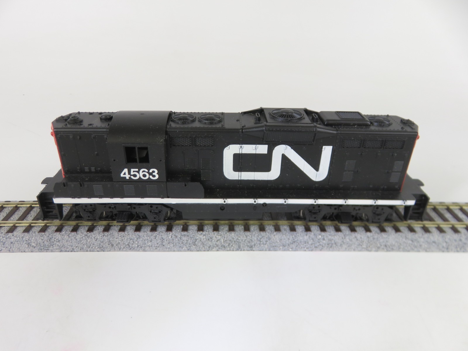 Athearn Blue Box 3061 HO Scale Canadian National EMD GP9 Diesel Locomotive Dummy