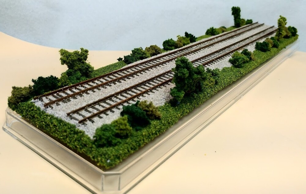 N SCALE 16″ DOUBLE-TRACK DISPLAY CASE – SUMMER SCENE-FOR ANY N TRAINS