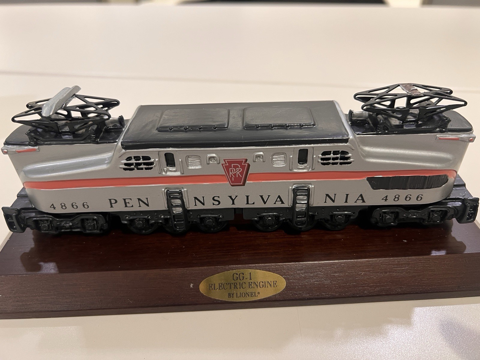 The image shows a Lionel Pennsylvania GG1 electric engine, specifically modeled
