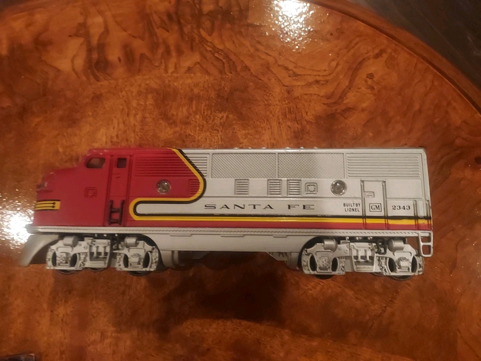 Lionel Santa Fe 2343 LT07987 Silver & Red Toy Train Locomotive Battery Operated