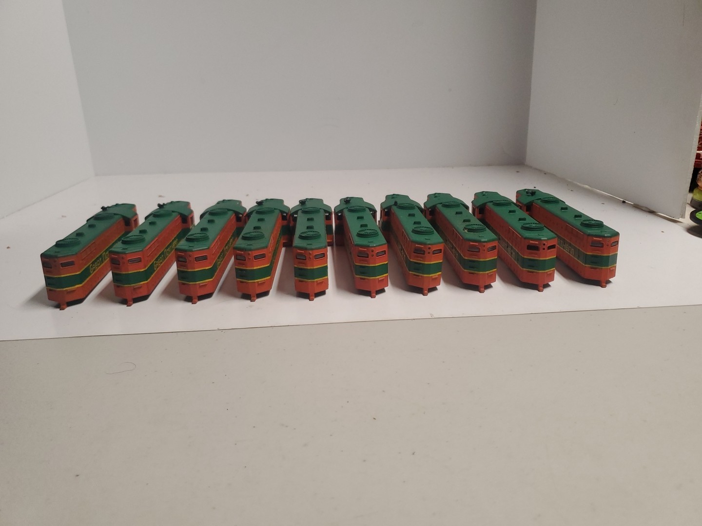HO Scale / UNBRANDED / DIESEL / GREAT NORTHERN 1186 SHELL ONLY Lot Of 10