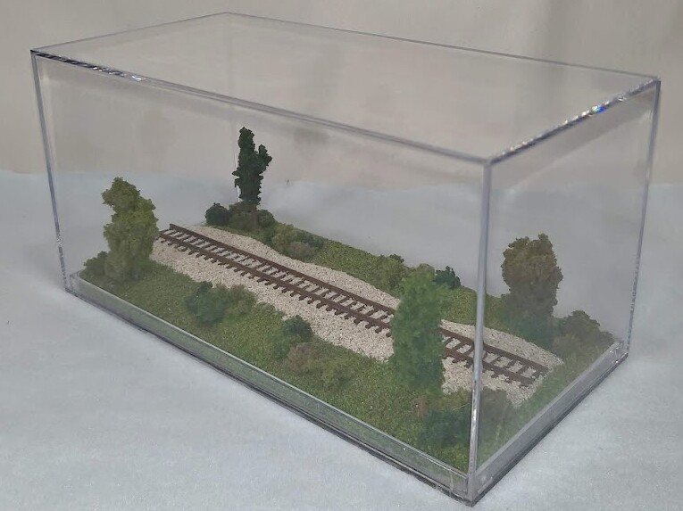 N SCALE – SINGLE TRACK 8″ – DISPLAY CASE- “SUMMER SCENE” -FOR ANY N TRAINS