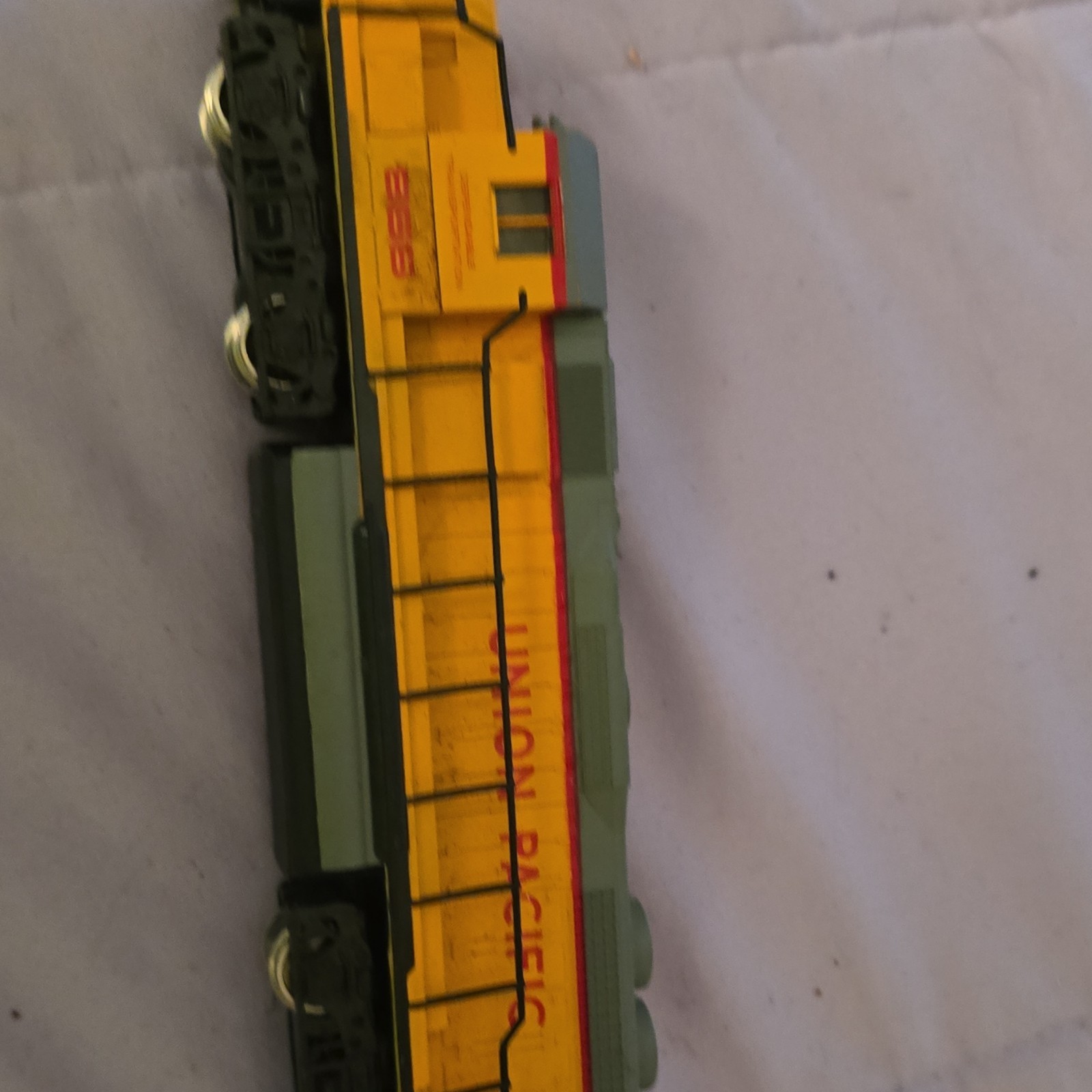 Union Pacific Diesel Locomotive HO 828 Yellow Gray Plastic