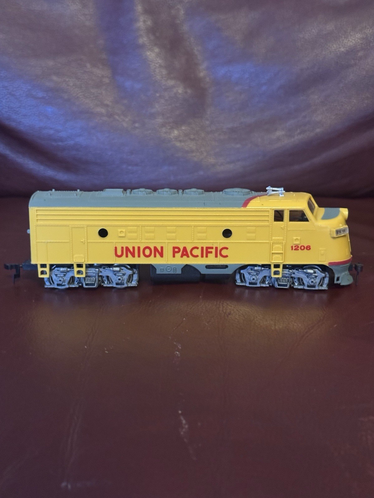 Bachmann HO Scale Union Pacific 1206 Locomotive • Classic UP Yellow & Gray