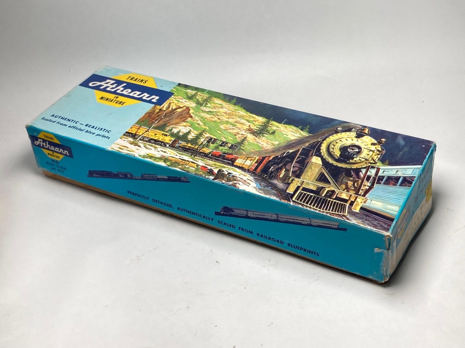 Bachmann Union Pacific 866 Loco Train on Athearn Box, plus accs.