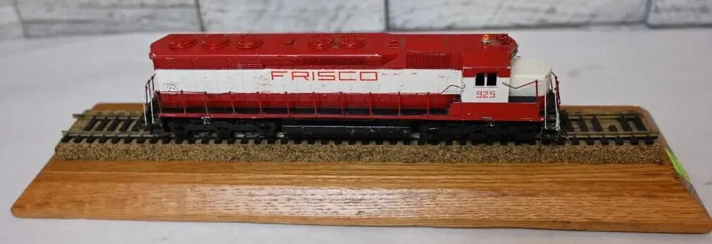 Frisco No. 925 HO Scale Dummy Locomotive red & white w/ track display beautiful!