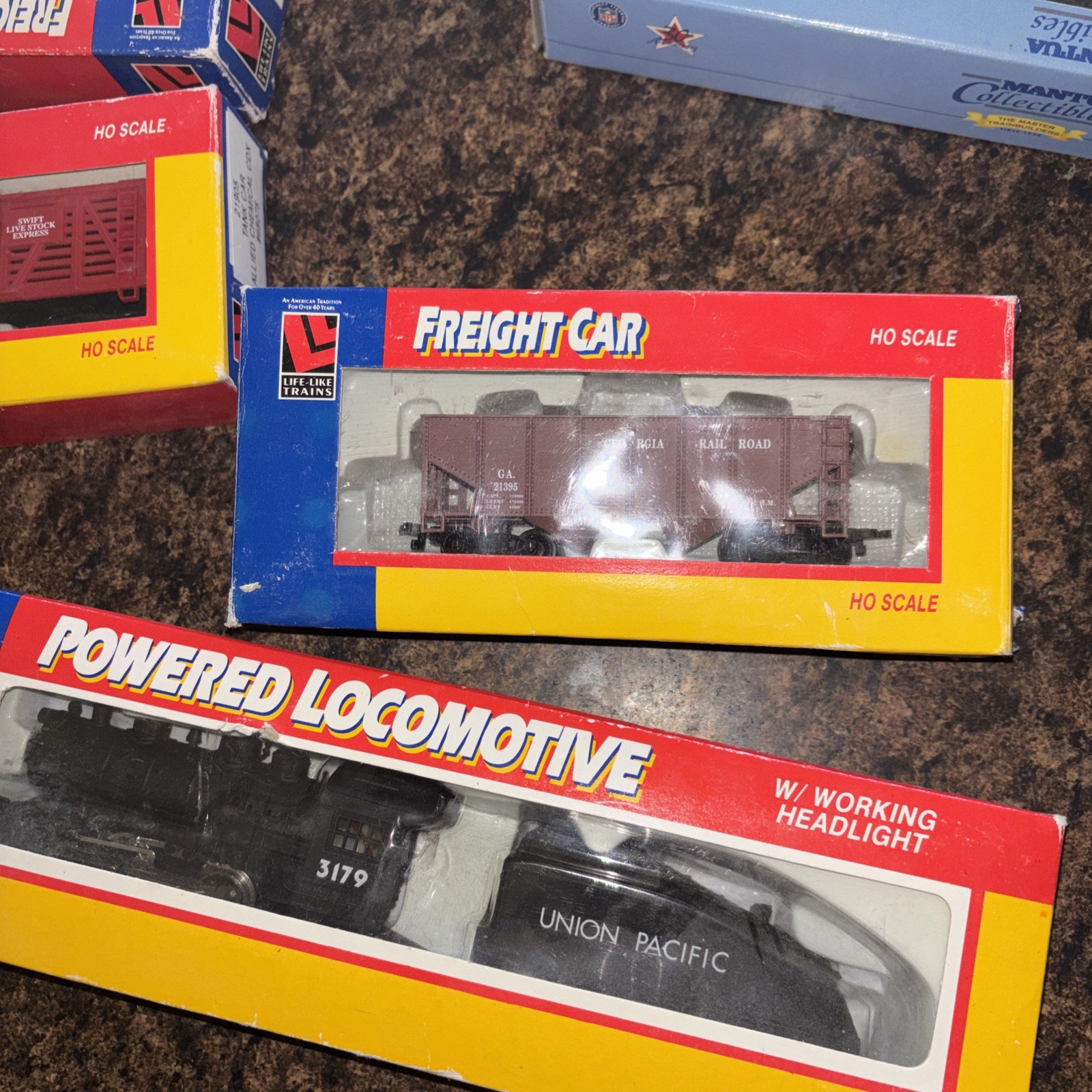 Life Like Trains HO Scale Electric Locomotive freight Car Caboose LOT￼