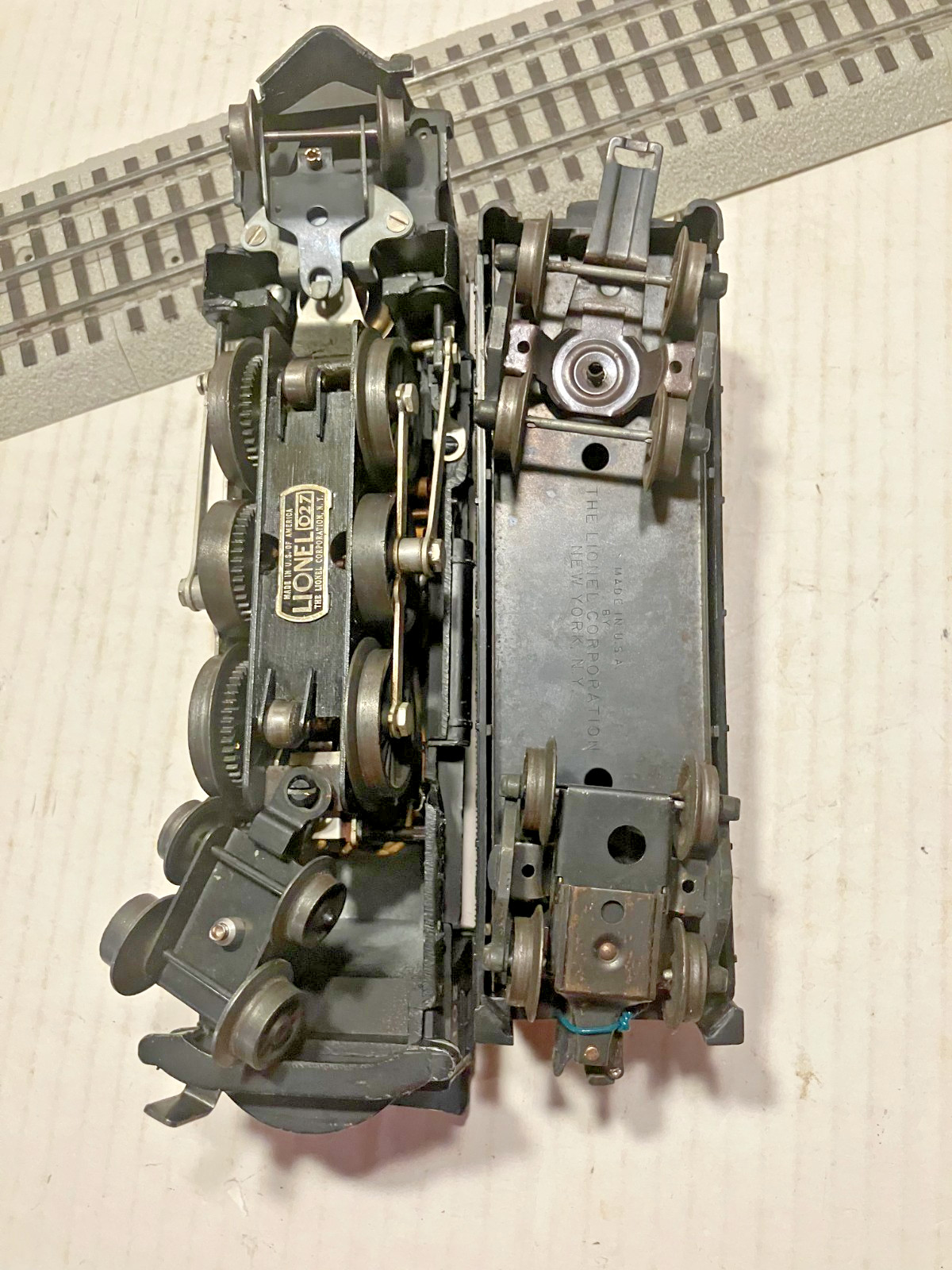 LIONEL POSTWAR #2018 STEAM LOCOMOTIVE 2-6-4 WITH SMOKE HEADLIGHT TENDER RUNS !