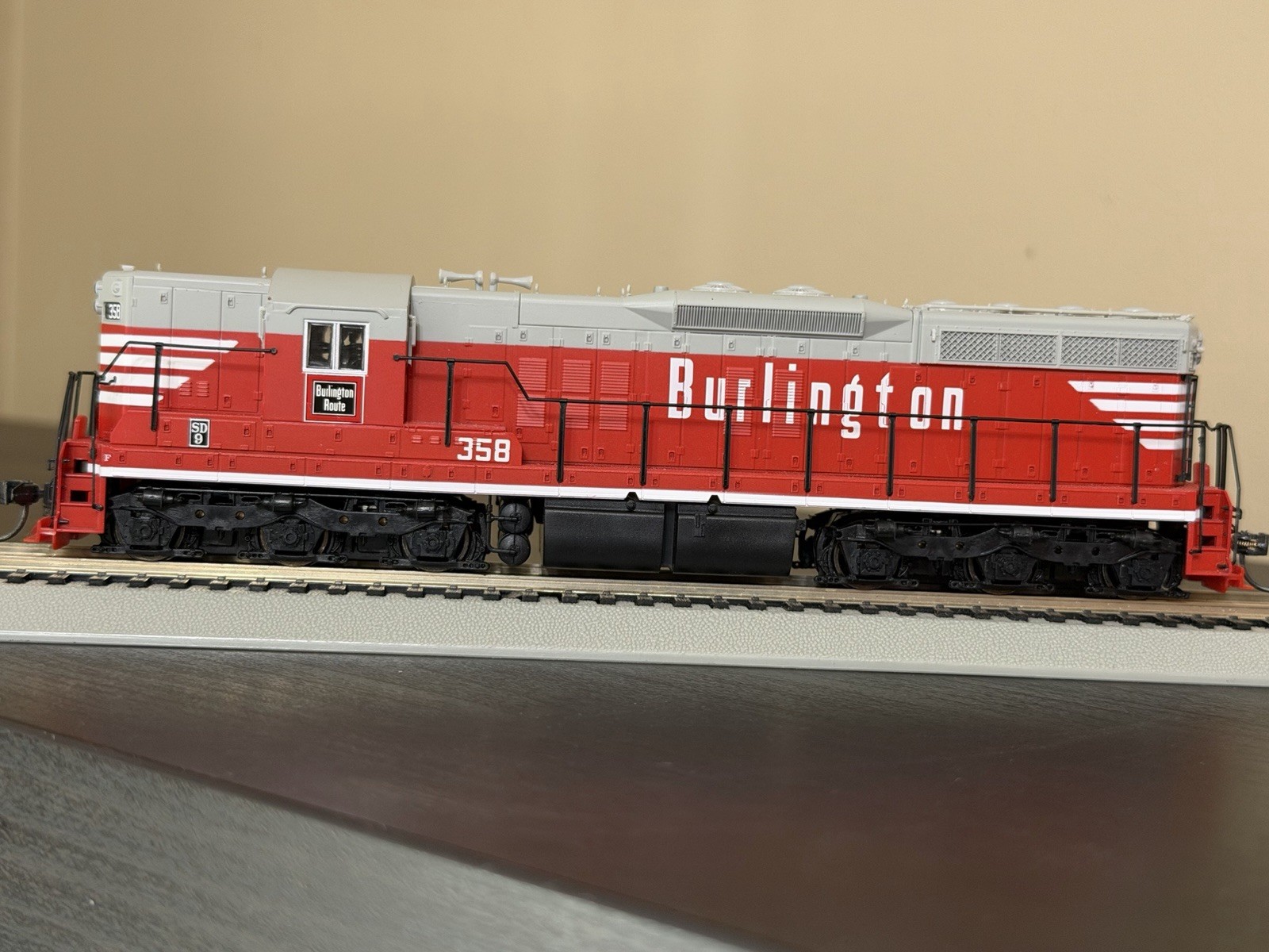 Life-Like Proto 2000 – CB&Q SD9 #358 1950s “Chinese Red” livery DC HO Scale