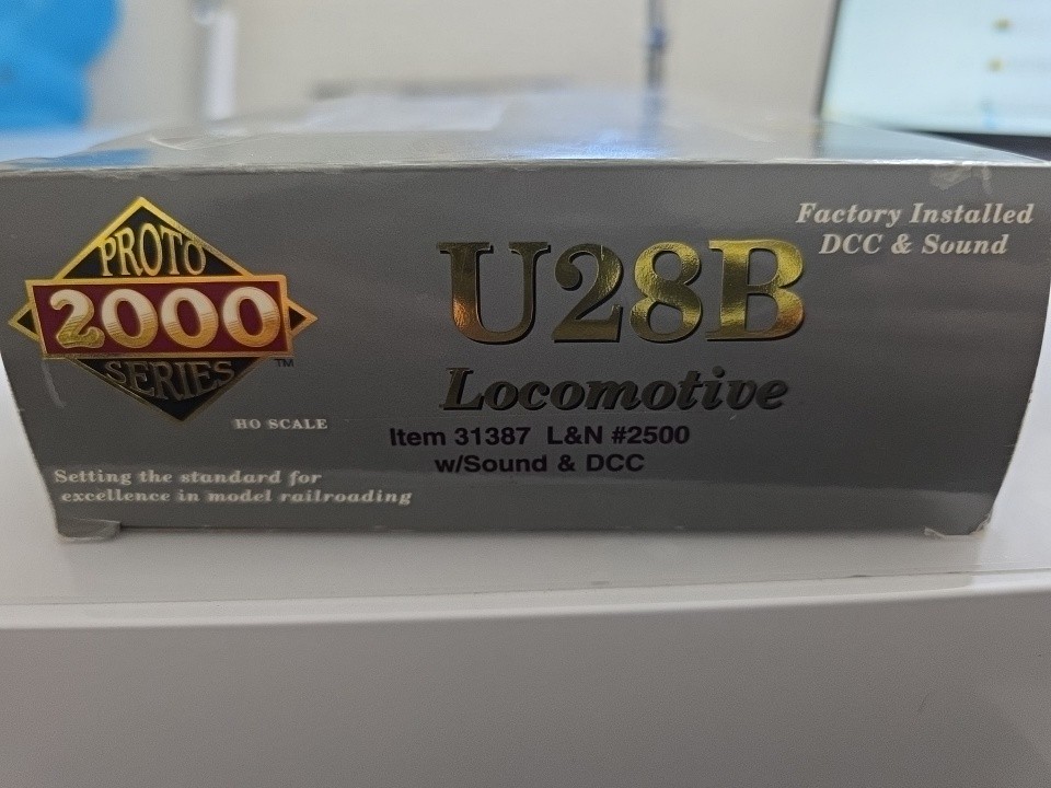 HO SCALE WALTHERS PROTO 2000,U28B,Louisville & Nashville#2500 DCC &W/ SOUND