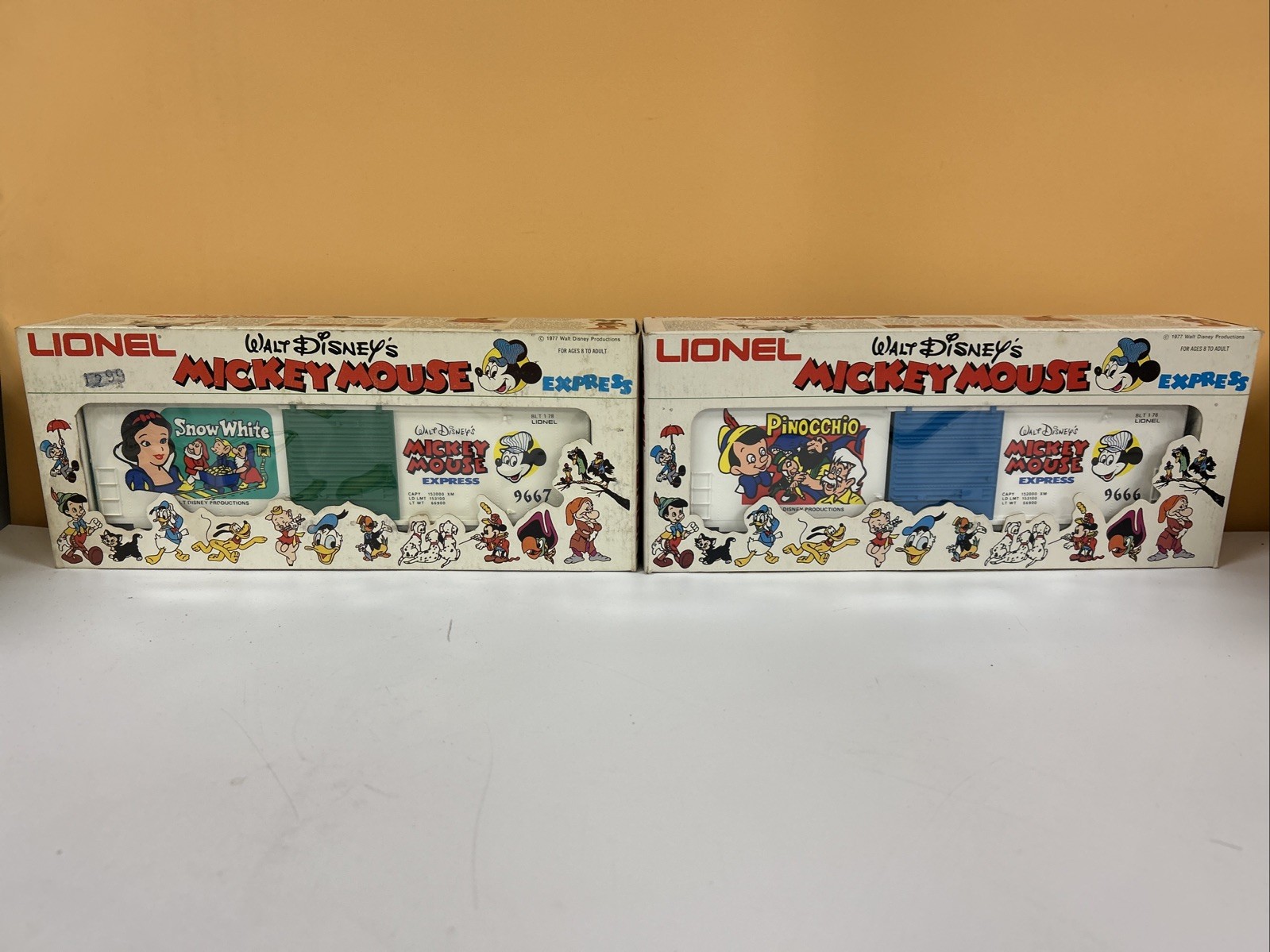 Lionel 15 Piece Disney Mickey Mouse Express Train Set Complete