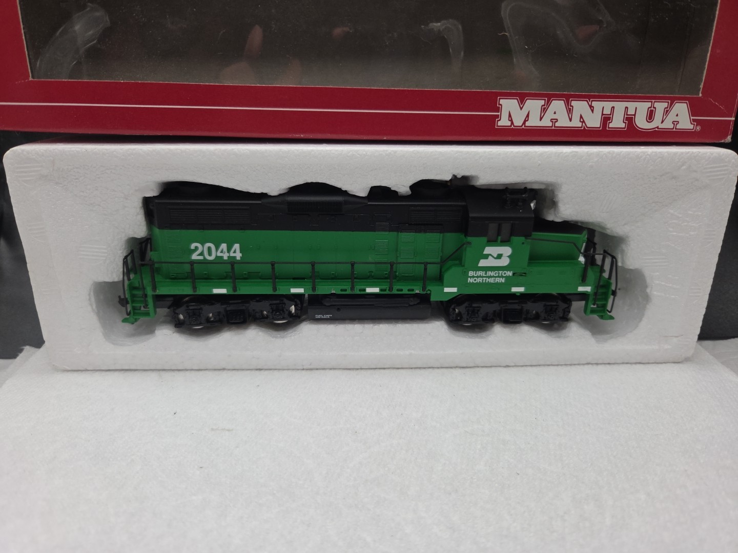 HO Mantua GP-20 Diesel Burlington Northern 2044 Green Black 414 – 063