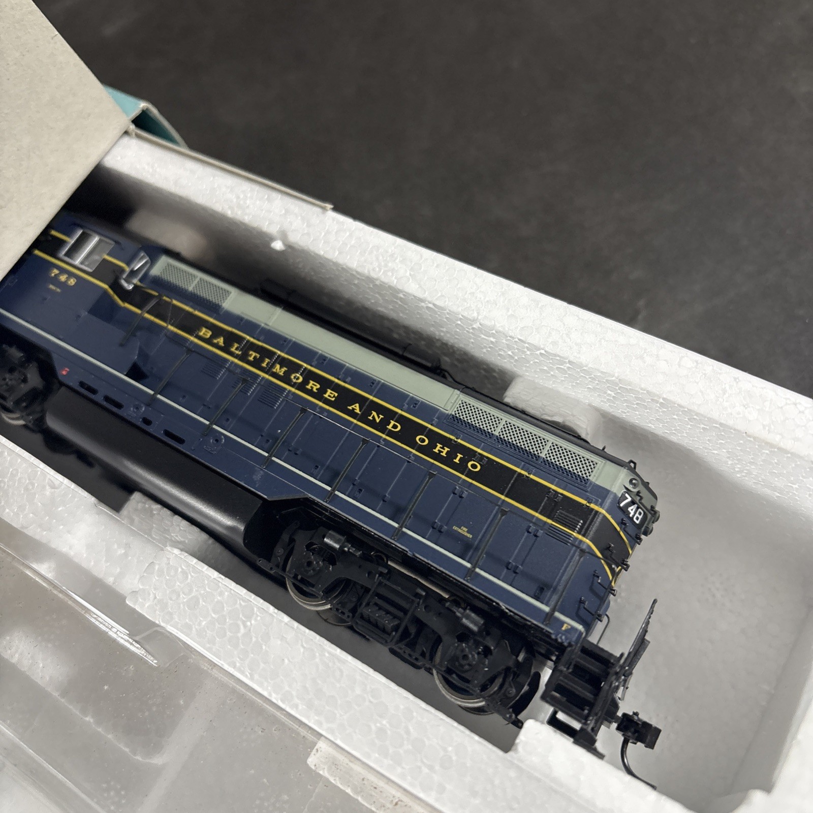 PROTO 2000 HO SCALE LOCOMOTIVE GP9 II ASSEMBLED WORKING 23698 B&O #748 BALTIMORE