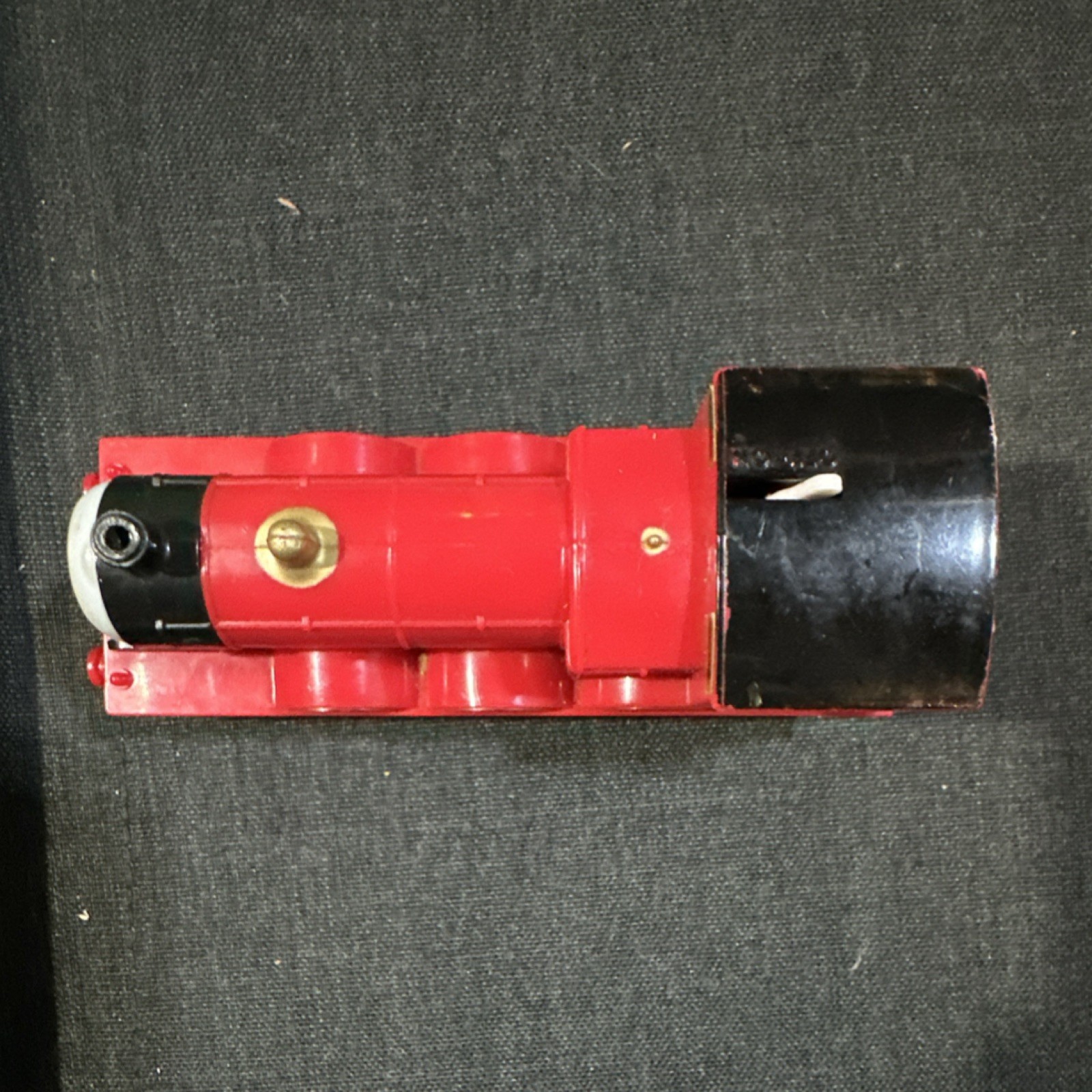Thomas & Friends James Sodor HO 2-Rail Steam Locomotive 2-6-0 Red/Black