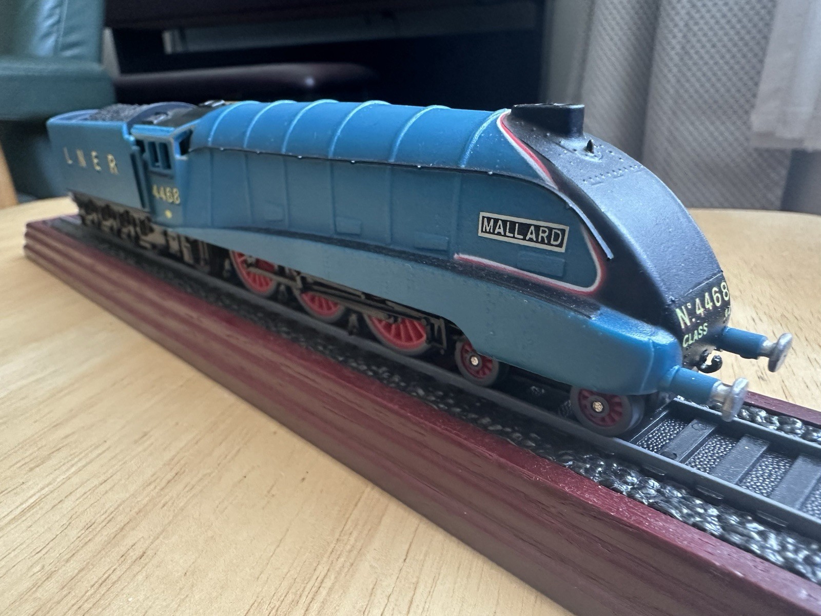 LNER A4 Class Mallard 4468 Steam Locomotive DC Analog w/ Tender and Track