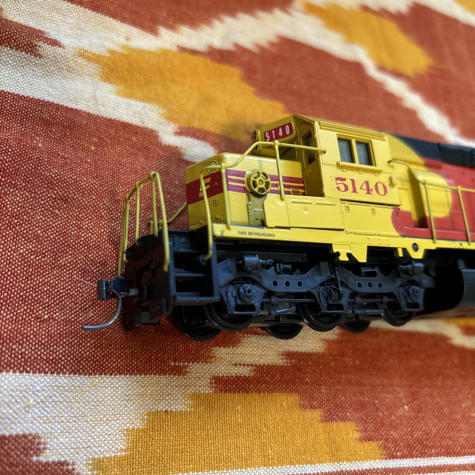 Santa Fe 5140 Red & Yellow, HO Used Locomotive