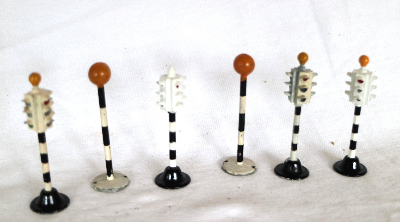 AC5070: Vintage Dinky Traffic Lights and Belisha Beacons Suits 0 Gauge (6)