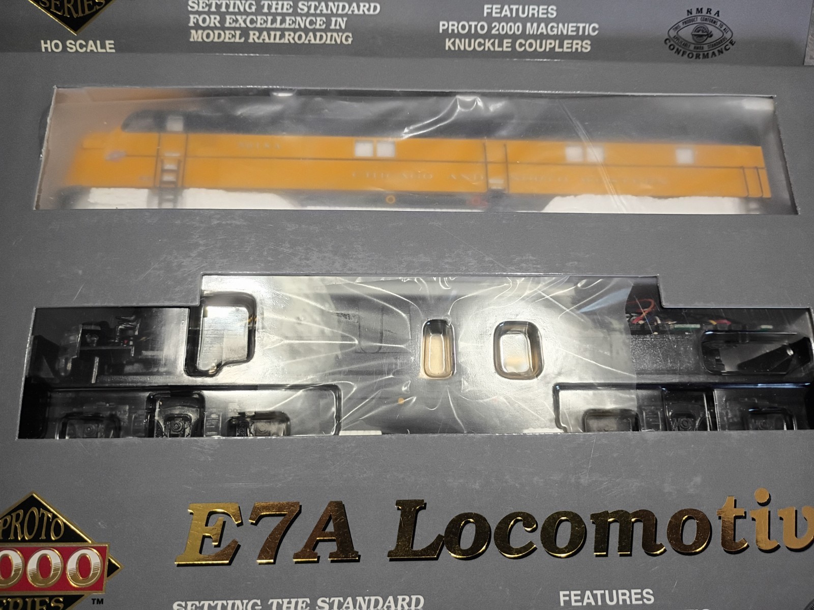 Proto 2000 E7A Locomotive ho train 2pc 5018 a & b CNW With mars lights