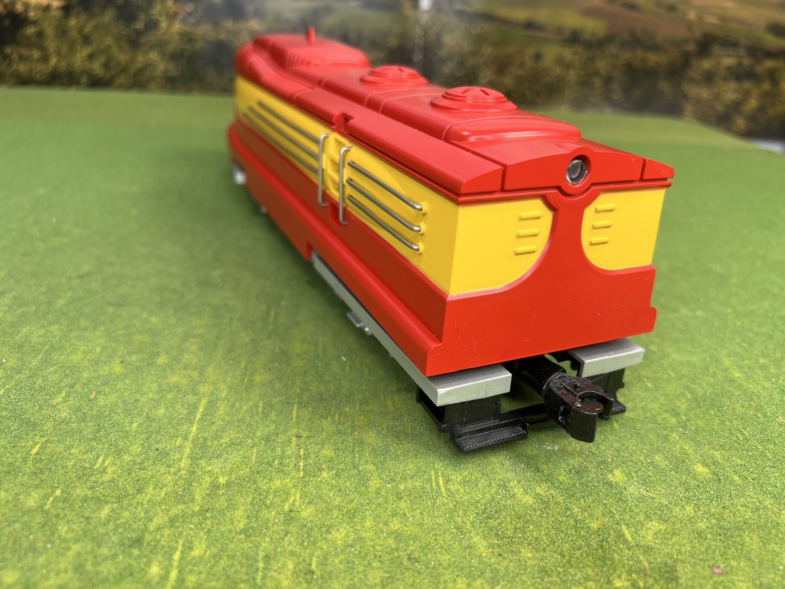 LIONEL PHANTOM II RED PRATT’S HOLLOW DIESEL W/RAILSOUNDS 6-18859 RARE NIB C-9