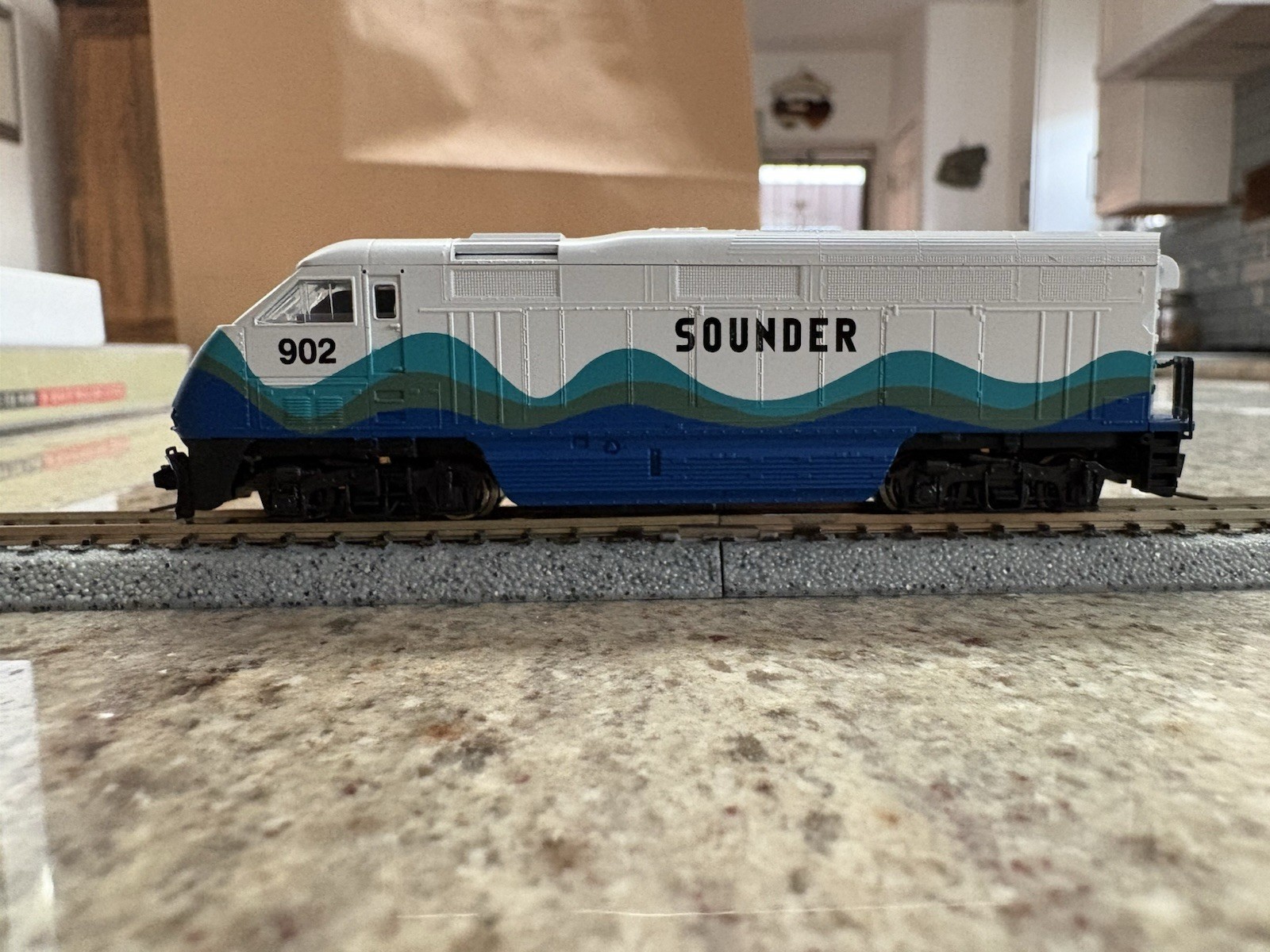 Athearn N Scale 10015 EMD F59PHI Sounder #902